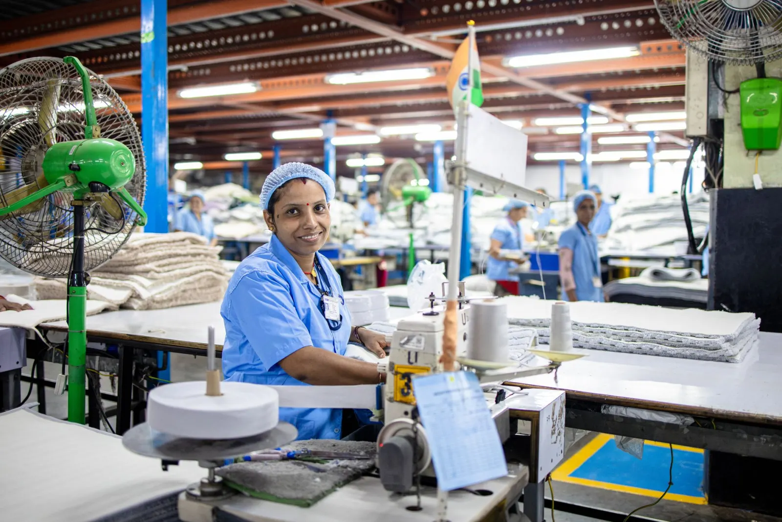 Pekerja menjahit di lantai produksi pabrik